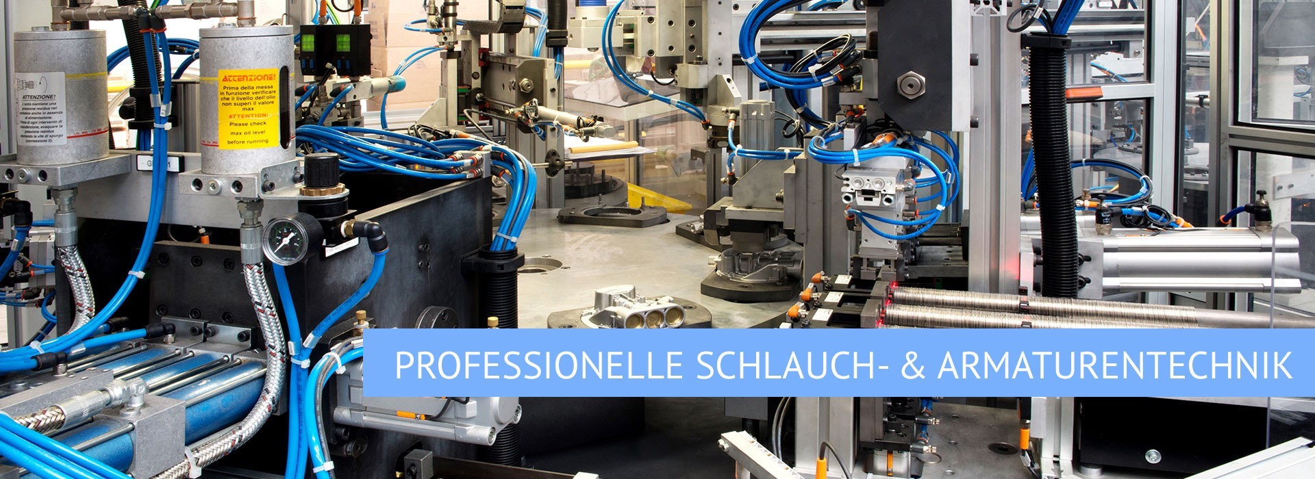 Industrieanlage mit Text