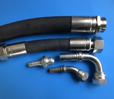 zu bestellende Teile eines Hydraulikschlauchs auf